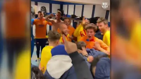 La fiesta del Barcelona en el Bernabéu: así celebraron la goleada al Madrid en el Bernabéu La fiesta del Barcelona en el Bernabéu: así celebraron la goleada al Madrid en el Bernabéu