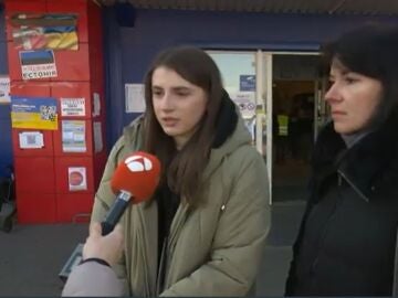 Madre e hija salen a pie por el bosque en Ucrania