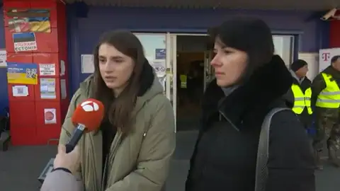 Madre e hija salen a pie por el bosque en Ucrania Madre e hija salen a pie por el bosque en Ucrania