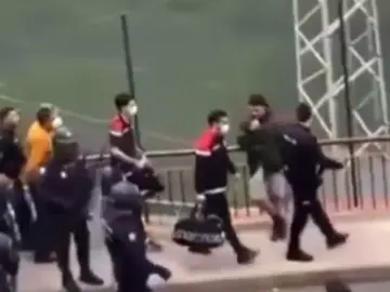 El árbitro del partido escoltado por la Policía El árbitro del partido escoltado por la Policía