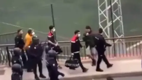 El árbitro del partido escoltado por la Policía El árbitro del partido escoltado por la Policía