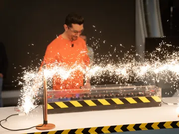 Marron enseña el espectacular efecto de 1.800 voltios pasando por una cuerda de guitarra Marron enseña el espectacular efecto de 1.800 voltios pasando por una cuerda de guitarra