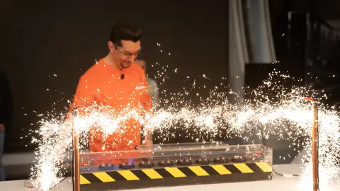 Marron enseña el espectacular efecto de 1.800 voltios pasando por una cuerda de guitarra Marron enseña el espectacular efecto de 1.800 voltios pasando por una cuerda de guitarra