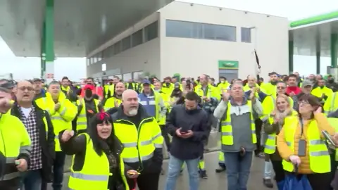 Los transportistas vuelven a salir a la calle: "Señora ministra hable con un obrero, no con los jefes" Los transportistas vuelven a salir a la calle: "Señora ministra hable con un obrero, no con los jefes"