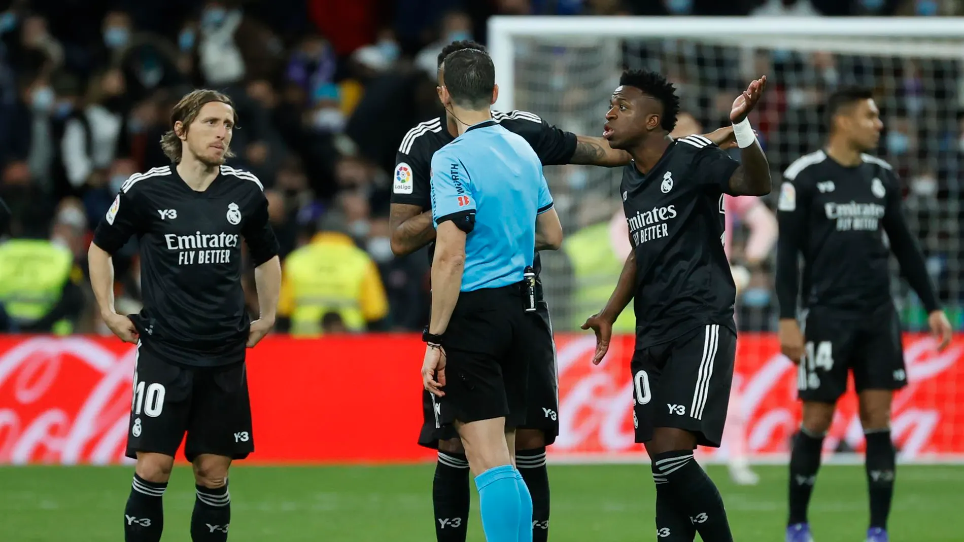 Los jugadores del Madrid protestan al árbitro