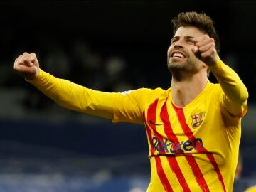 Piqué celebra la victoria en el Bernabéu