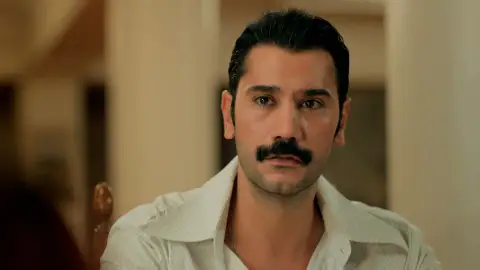 Müjgan confiesa la verdad a Yilmaz: “Yo sabía que Adnan era hijo tuyo” Müjgan confiesa la verdad a Yilmaz: “Yo sabía que Adnan era hijo tuyo”