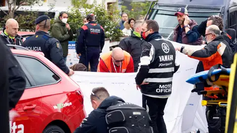 Personal sanitario atiende al ciclista italiano Sonny Colbrelli Personal sanitario atiende al ciclista italiano Sonny Colbrelli