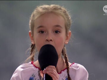 La increíble historia de una niña refugiada: De cantar en un búnker a un concierto multitudinario
