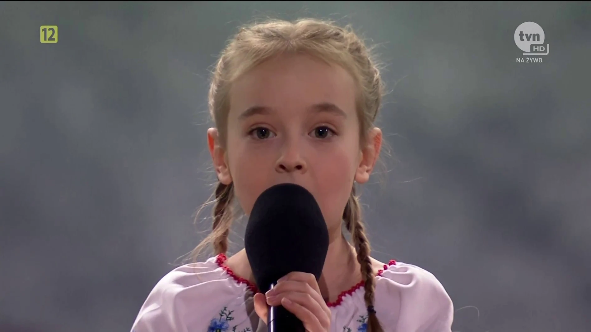 La increíble historia de una niña refugiada: De cantar en un búnker a un concierto multitudinario
