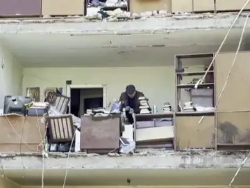 Hombre recoger sus pertenencias en Kiev Hombre recoger sus pertenencias en Kiev