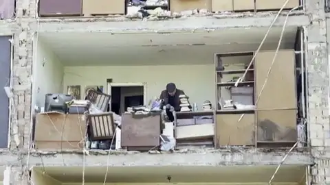 Hombre recoger sus pertenencias en Kiev Hombre recoger sus pertenencias en Kiev