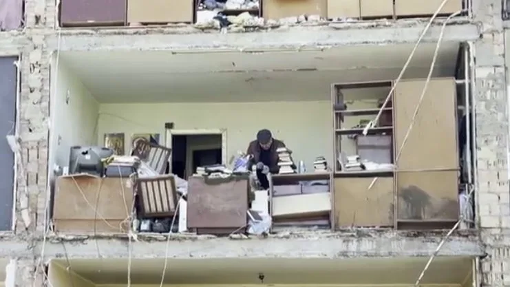 Hombre recoger sus pertenencias en Kiev Hombre recoger sus pertenencias en Kiev