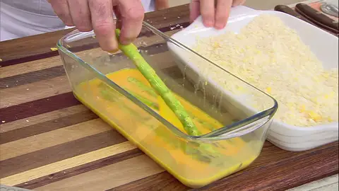 Pasa los espárragos por huevo batido y pan Pasa los espárragos por huevo batido y pan