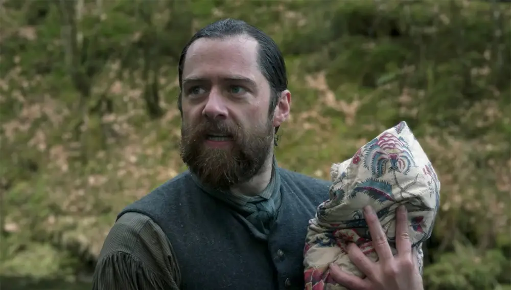Roger (Richard Rankin) salva al hijo de Fergus y Marsali en el 6x03 de 'Outlander'