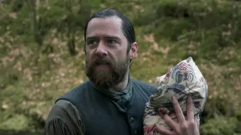 Roger (Richard Rankin) salva al hijo de Fergus y Marsali en el 6x03 de 'Outlander' Roger (Richard Rankin) salva al hijo de Fergus y Marsali en el 6x03 de 'Outlander'
