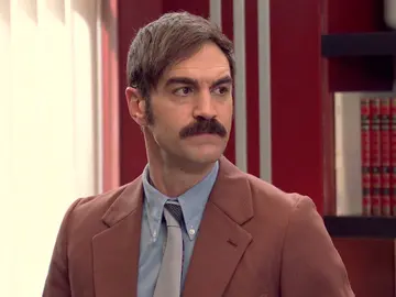 El intenso interrogatorio de Raúl y Fran a todos los empleados de Garlo: “El topo está entre nosotros” El intenso interrogatorio de Raúl y Fran a todos los empleados de Garlo: “El topo está entre nosotros”