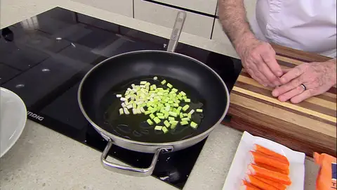 Agrega los ajos frescos Agrega los ajos frescos