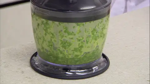 Tritura las hojas de albahaca Tritura las hojas de albahaca