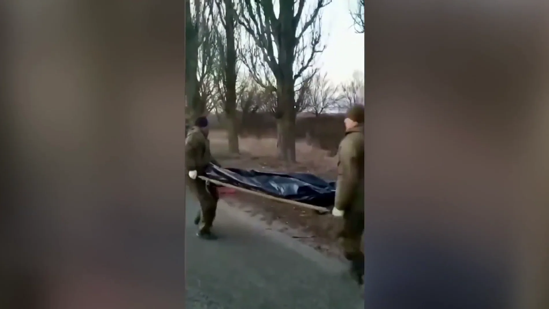 Soldados rusos llevando un cadáver en Ucrania