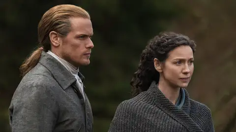 Caitriona Balfe y Sam Heughan en el episodio 3 de la temporada 6 'Outlander' Caitriona Balfe y Sam Heughan en el episodio 3 de la temporada 6 'Outlander'