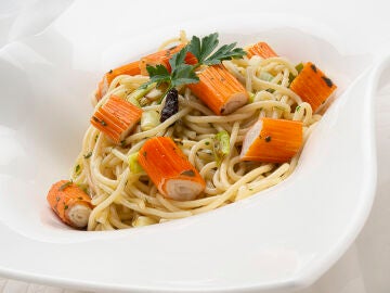 Arguiñano: "Receta socorrida" de espaguetis con surimi a la albahaca