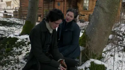 Claire consuela a Fergus en el 6x03 de 'Outlander' Claire consuela a Fergus en el 6x03 de 'Outlander'