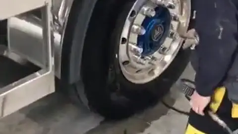 Un empresario de Ourense denuncia daños en sus camiones y amenazas a sus trabajadores: "Intimidar a conductores es desagradable" Un empresario de Ourense denuncia daños en sus camiones y amenazas a sus trabajadores: "Intimidar a conductores es desagradable"