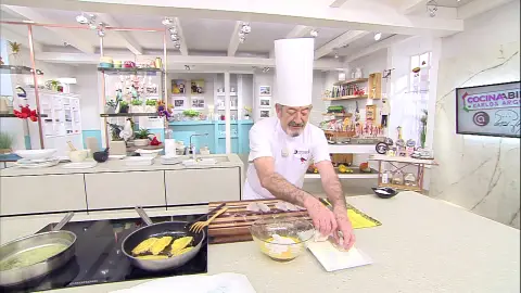 Pasa los filetes de pescado por harina y huevo batido, y fríelos brevemente Pasa los filetes de pescado por harina y huevo batido, y fríelos brevemente