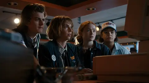 Joe Keery, Maya Hawke, Sadie Sink y Gaten Mtarazzo en 'Stranger Things' Joe Keery, Maya Hawke, Sadie Sink y Gaten Mtarazzo en 'Stranger Things'
