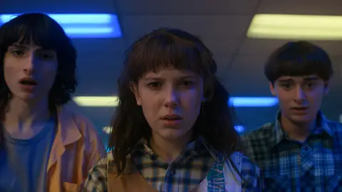 Finn Wolfhard, Millie Bobby Brown y Noah Schnapp en 'Stranger Things 4' Finn Wolfhard, Millie Bobby Brown y Noah Schnapp en 'Stranger Things 4'