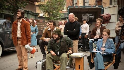 Miles Teller y Dan Fogler en 'The Offer'