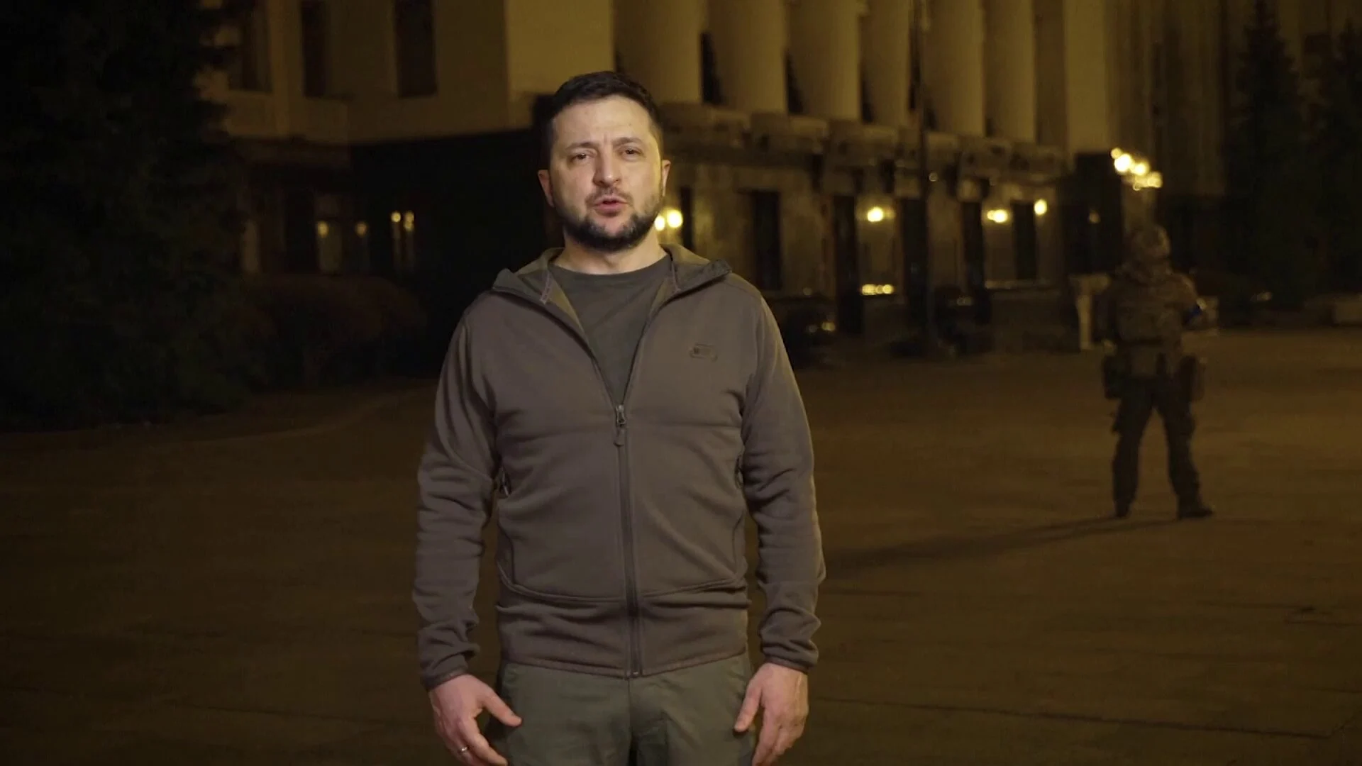 Zelenski salta a la calle para enviar su último mensaje al mundo: "Os pido que os levantéis contra la guerra" Zelenski salta a la calle para enviar su último mensaje al mundo: "Os pido que os levantéis contra la guerra"