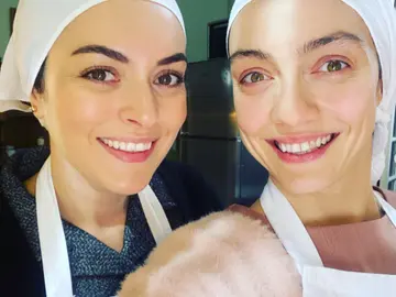 El lado más musical de Ezgi Mola (Safiye) y Merve Dizdar (Gülben): Del éxito de 'Inocentes' a triunfar en un teatro en Estambul El lado más musical de Ezgi Mola (Safiye) y Merve Dizdar (Gülben): Del éxito de 'Inocentes' a triunfar en un teatro en Estambul