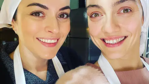 El lado más musical de Ezgi Mola (Safiye) y Merve Dizdar (Gülben): Del éxito de 'Inocentes' a triunfar en un teatro en Estambul El lado más musical de Ezgi Mola (Safiye) y Merve Dizdar (Gülben): Del éxito de 'Inocentes' a triunfar en un teatro en Estambul