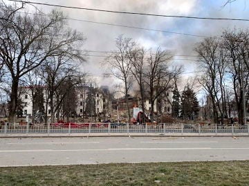 Al menos 300 personas murieron en el bombardeo ruso al teatro de Mariúpol, según cifras locales
