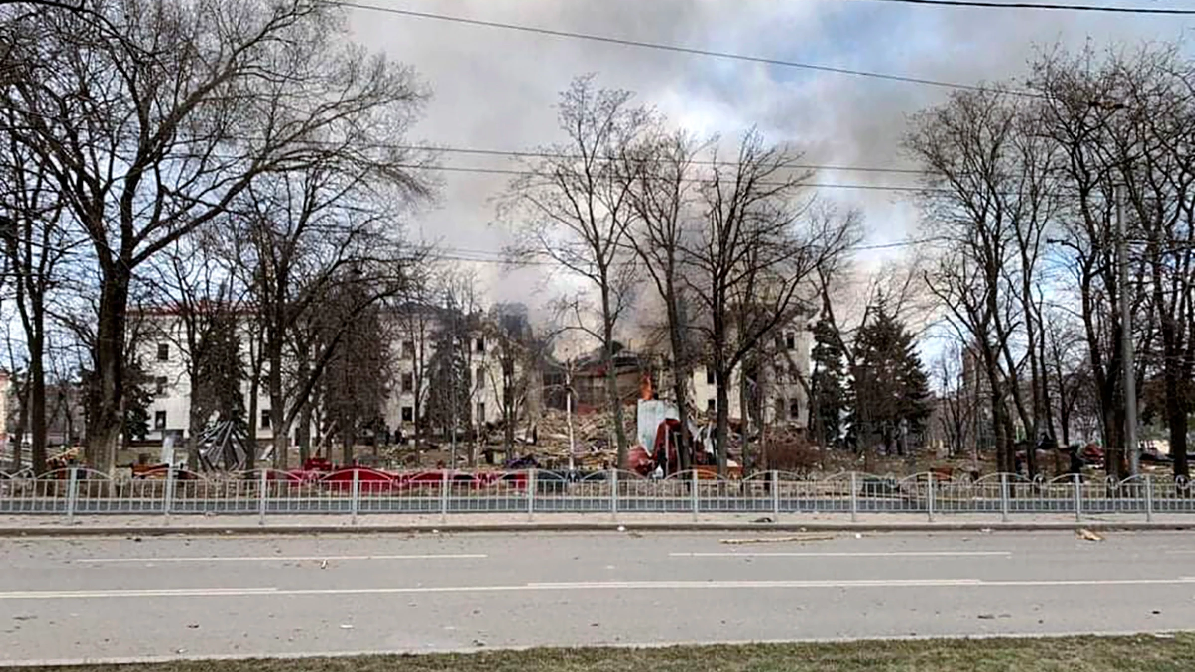 Al menos 300 personas murieron en el bombardeo ruso al teatro de Mariúpol, según cifras locales Al menos 300 personas murieron en el bombardeo ruso al teatro de Mariúpol, según cifras locales