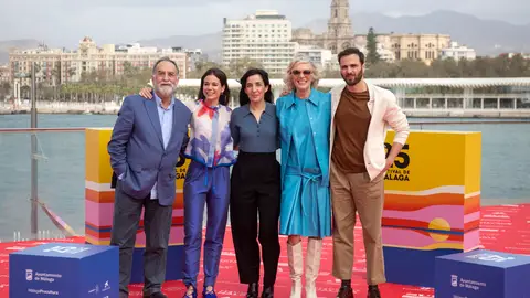 La directora de cine Alauda Ruiz de Azúa (c) posa junto a los actores (de izq a der) Ramón Barea, Laia Costa, Susi Sánchez y Mikel Bustamante durante la presentación del largometraje "Cinco lobitos La directora de cine Alauda Ruiz de Azúa (c) posa junto a los actores (de izq a der) Ramón Barea, Laia Costa, Susi Sánchez y Mikel Bustamante durante la presentación del largometraje "Cinco lobitos