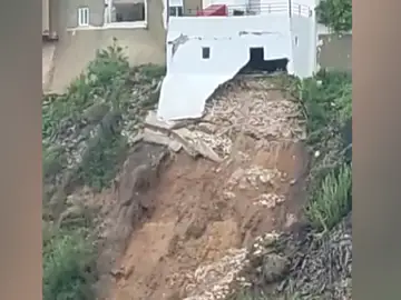 Una casa se derrumba en Moixent por las lluvias torrenciales