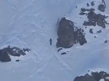 El esquiador español Aimar Navarro sufre un aparatoso accidente y se choca contra una roca