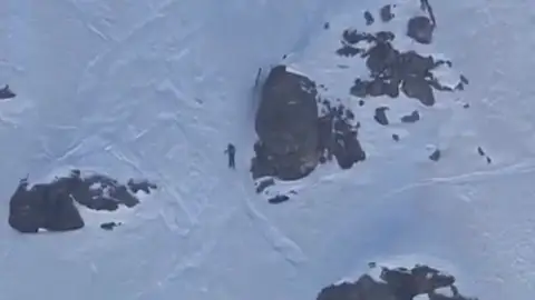 El esquiador español Aimar Navarro sufre un aparatoso accidente y se choca contra una roca El esquiador español Aimar Navarro sufre un aparatoso accidente y se choca contra una roca