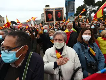 Manifestación convocada por la Asociación Víctimas del Terrorismo (AVT) bajo el lema &quot;No todo vale, Gobierno traidor. Justicia para las víctimas del terrorismo&quot;, este sábado en la plaza de Colón en Madrid.