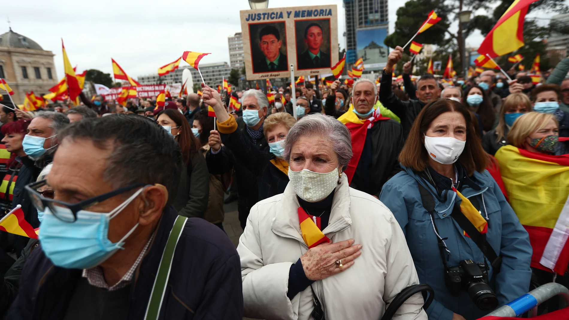 Manifestación convocada por la Asociación Víctimas del Terrorismo (AVT) bajo el lema "No todo vale, Gobierno traidor. Justicia para las víctimas del terrorismo", este sábado en la plaza de Colón en Madrid.