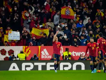 El espectacular recibimiento de Cornellá a la Selección: banderas, cánticos y una vuelta de honor El espectacular recibimiento de Cornellá a la Selección: banderas, cánticos y una vuelta de honor
