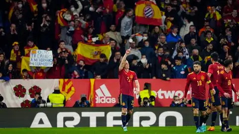 El espectacular recibimiento de Cornellá a la Selección: banderas, cánticos y una vuelta de honor El espectacular recibimiento de Cornellá a la Selección: banderas, cánticos y una vuelta de honor