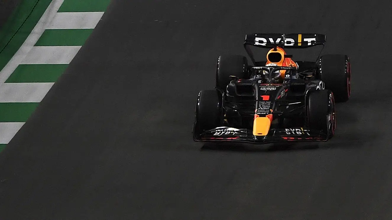 Verstappen vuelve a reinar y gana el GP de Arabia por delante de Leclerc, Sainz 3º, Alonso abandonó Verstappen vuelve a reinar y gana el GP de Arabia por delante de Leclerc, Sainz 3º, Alonso abandonó