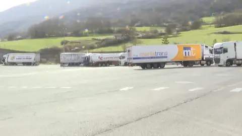 Continúan las movilizaciones de transportistas en distintos puntos de la geografía española Continúan las movilizaciones de transportistas en distintos puntos de la geografía española