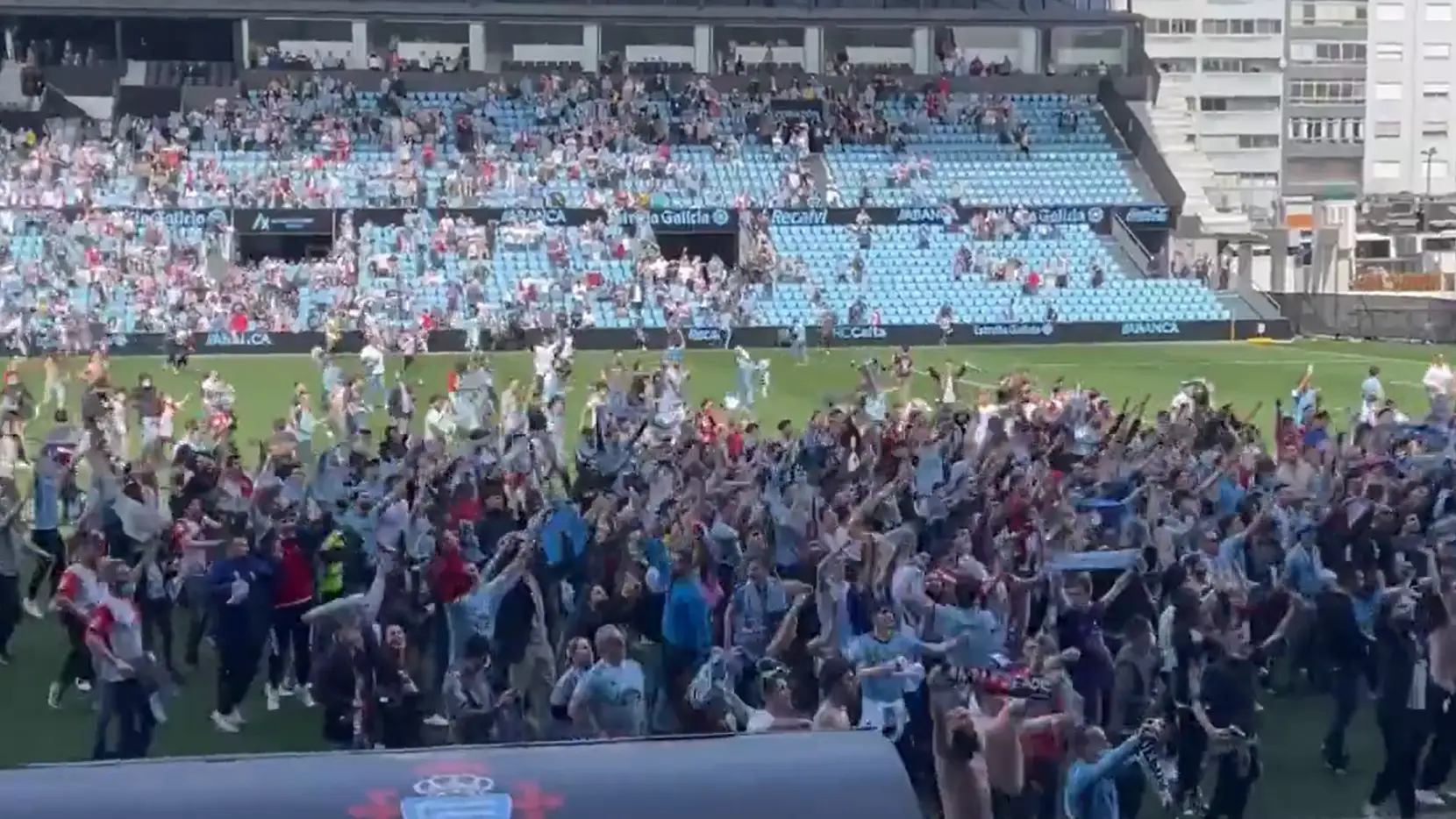 Aficionados del Celta B saltan al césped de Balaídos para provocar a los del Deportivo tras la victoria del filial Aficionados del Celta B saltan al césped de Balaídos para provocar a los del Deportivo tras la victoria del filial