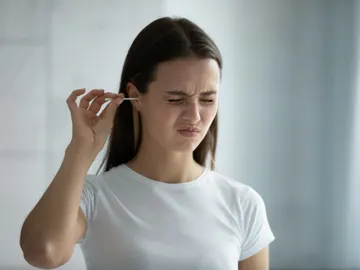 Chica usando un bastoncillo Chica usando un bastoncillo