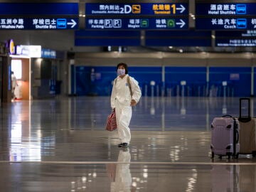 Un pasajero en el Aeropuerto de Shanghái